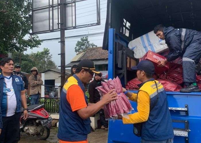 Gerak Cepat, Dinsos Jabar Pasok Logistik Pengungsi Longsor Cisarua Saat Tim SAR Cari 82 Korban
