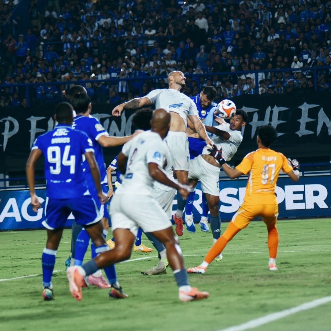 Drama di GBLA! Gagal Penalti Lalu Cetak Gol Beruntun, Andrew Jung Bawa Persib Ungguli PSM di Babak Pertama