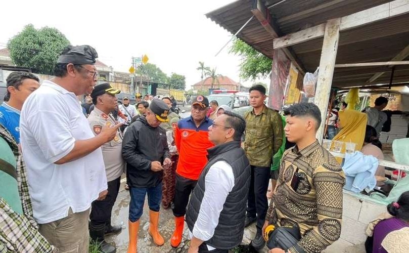 Pastikan Warga Aman, Plt Bupati Bekasi Tinjau Titik Parah Banjir di Cikarang Utara