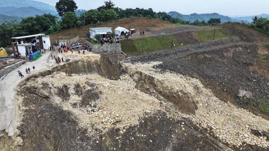 Lindungi Warga, Bupati Bogor Rudy Susmanto Tinjau Lokasi Pergeseran Tanah di Kecamatan Sukamakmur