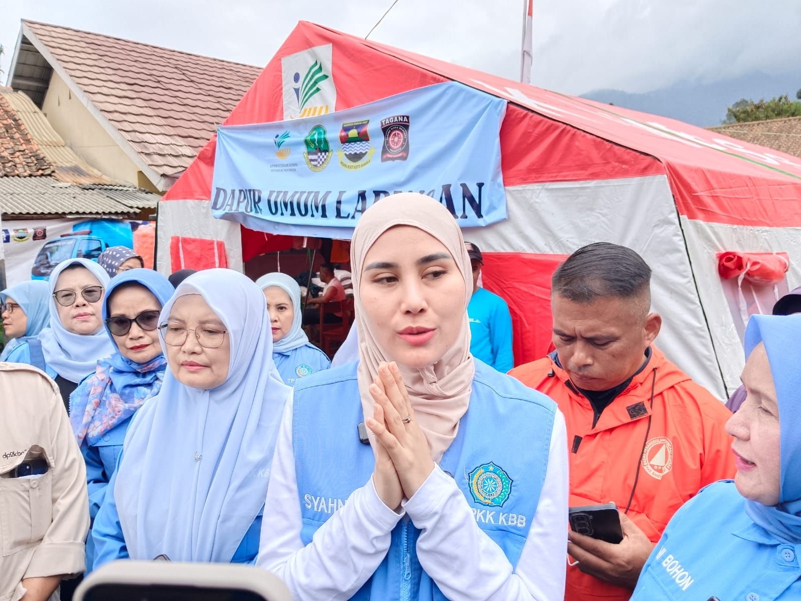 Ketua TP-PKK KBB Syahnaz Sadiqah Pimpin Trauma Healing dan Pasok Gizi Korban Longsor Cisarua