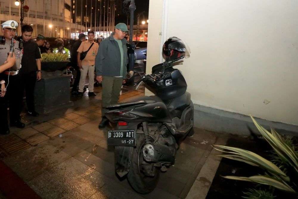 Sikat Habis Pungli! Wali Kota Muhammad Farhan Segel Parkir Liar Asia Afrika, Uang Hasil Pungutan Disita Negara